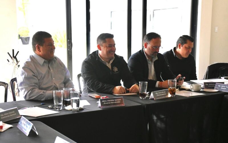 Comunicación abierta entre los distintos actores políticos fortalece la gobernabilidad: Santiago de la Peña