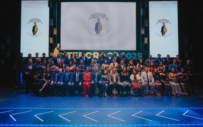 Entregan Marco Bonilla y H. Ayuntamiento el Premio Municipal a la Excelencia en el Deporte “Teporaca” edición XXXIX  – La estatuilla de oro se entregó a Victoria Chávez López, defensa y receptora de football flag