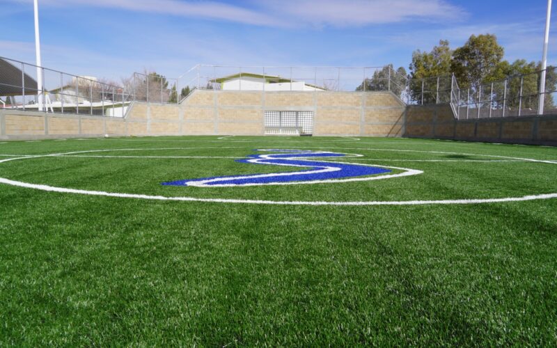Trabaja Municipio en los últimos detalles de construcción de la cancha de futbol rápido en la Secundaria Técnica 77  -La obra registra un avance superior al 90%