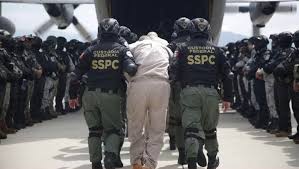 México entrega a Estados Unidos a 37 reos; eran una amenaza para la seguridad: SSPC En 2025, México realizó dos entregas masivas de capos a Estados Unidos.