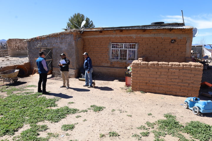 Brinda Coesvi apoyos para el mejoramiento de viviendas a familias en Bachíniva