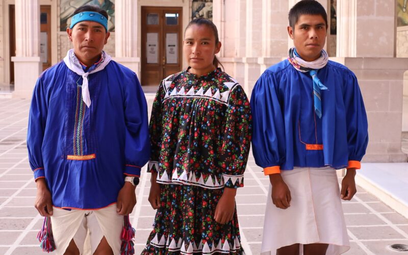 Presenta Turismo a corredores rarámuri que representarán a Chihuahua y México en el UTMB de Francia