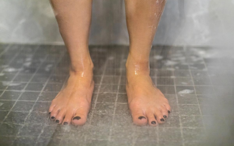 Por qué bañarse a cierta hora puede ser riesgoso después de los 70 años