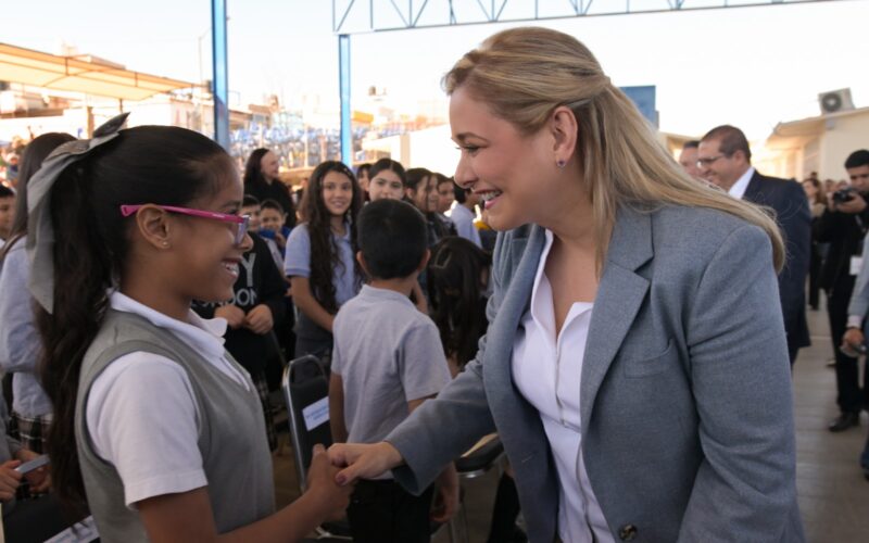 Maru Campos entrega en Parral equipamiento para 110 escuelas de la región sur