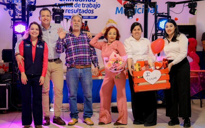 Asiste alcalde Marco Bonilla a baile de corazones de clubes del abuelo de la zona sur