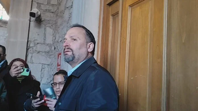 No importa que sea autoridad; Santiago de la Peña por detención de funcionario en Madera