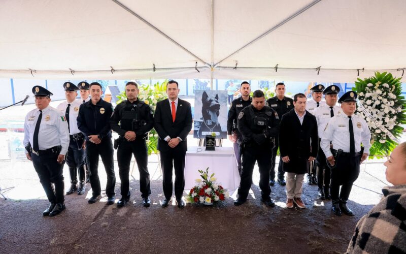 Encabeza Marco Bonilla guardia de honores fúnebres a «Vico» elemento canino