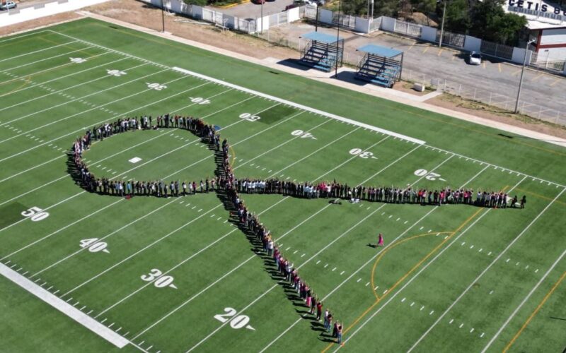 Agradecen vecinos de Tabalaopa al Municipio remodelación de campo de futbol del CETIS 86