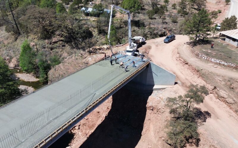 Trabaja SCOP en construcción de puente vehicular en Bahuichivo, Urique
