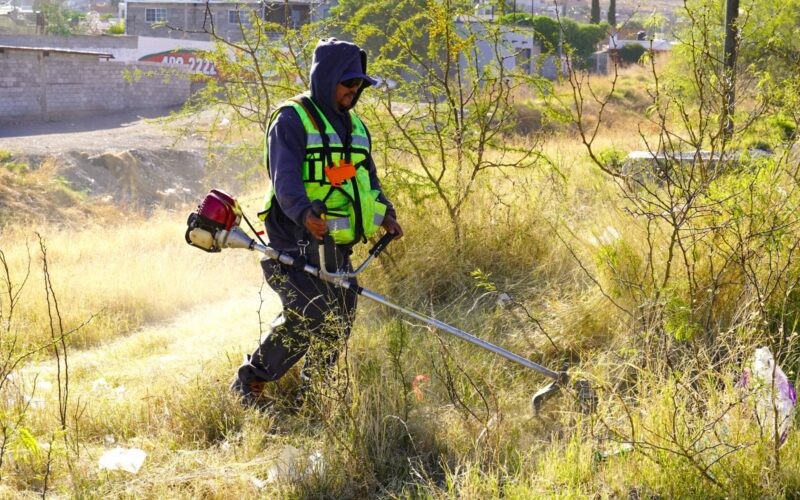 Unen esfuerzos Municipio y vecinos de la UP para limpiar el arroyo Chamizal