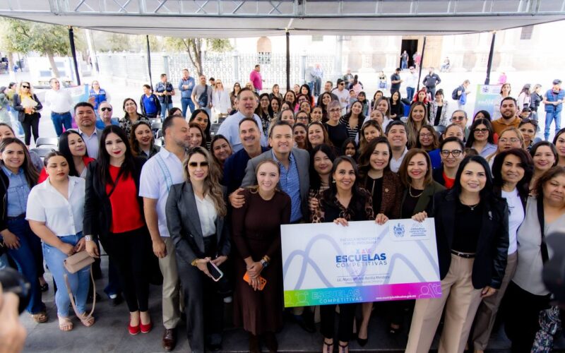 Entrega Marco Bonilla cheques del Programa Escuelas Competitivas para mejorar instituciones