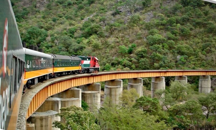 El "CHEPE" cruzando uno de los 37 puentes de la ruta / Foto de Javier Rojas
