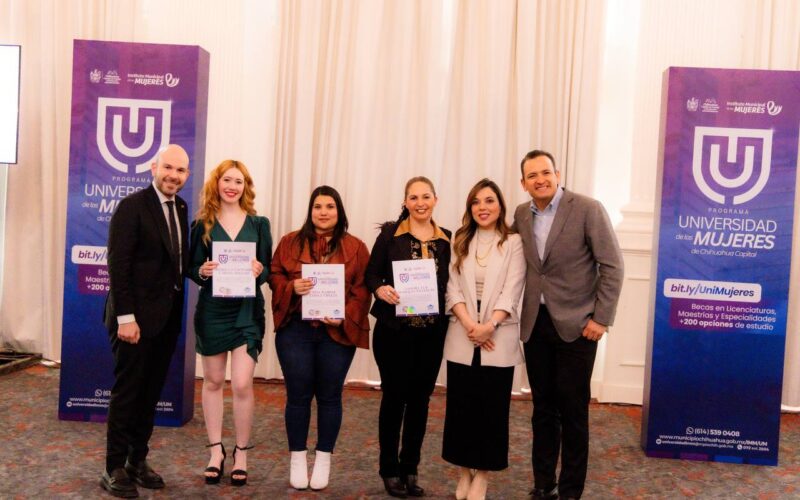 Entrega alcalde Marco Bonilla reconocimiento a primeras egresadas de la Universidad de las Mujeres