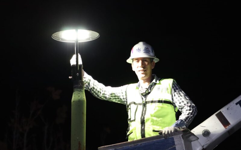 Parques más seguros e iluminados: Municipio trabaja en modernizar lámparas con luz LED
