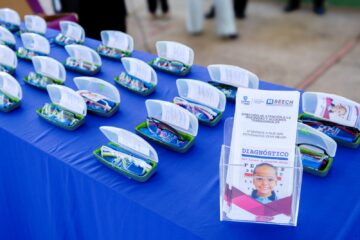 Entregan más de 8 mil lentes gratuitos a estudiantes de educación básica