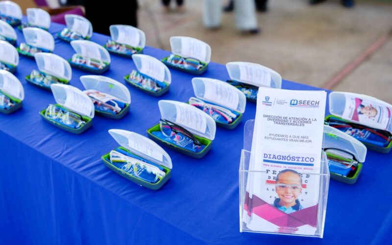 Entregan más de 8 mil lentes gratuitos a estudiantes de educación básica