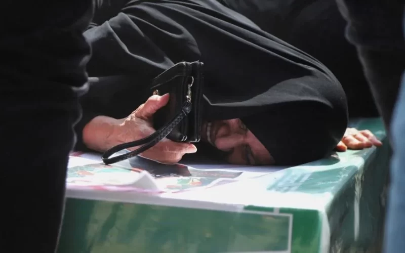 Las imágenes del funeral por las 165 víctimas de la escuela de niñas bombardeada durante los ataques a Irán