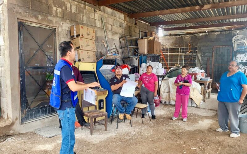 Reciben funcionaros del CUM a vecinos para asesorarse en cómo pavimentar sus calles