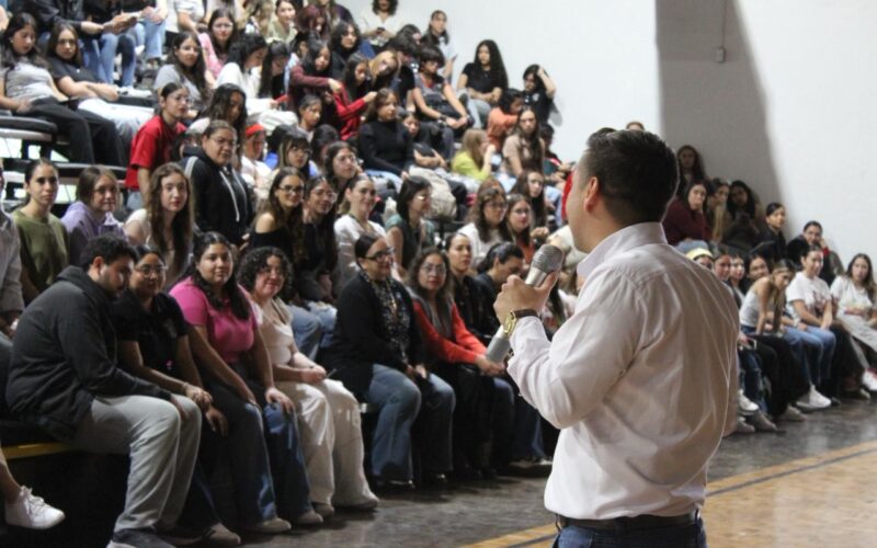 Cumple Municipio con la salud mental de jóvenes, lleva charla “Hablar Salva Vidas” a escuelas