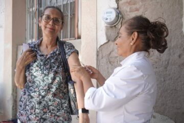 Instala Secretaría de Salud puestos fijos de vacunación contra el sarampión en Parral, Chihuahua y Juárez