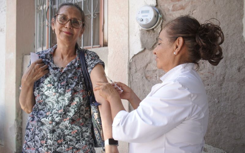 Instala Secretaría de Salud puestos fijos de vacunación contra el sarampión en Parral, Chihuahua y Juárez