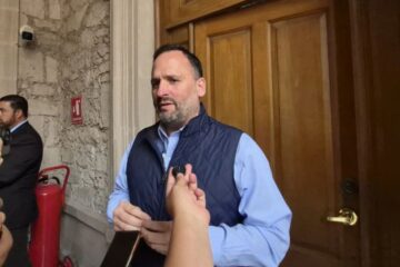 Santiago De la Peña defiende salida de Jáuregui como acto institucional ante crisis binacional