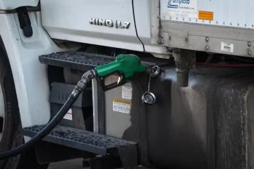 Sheinbaum y gasolineros pactan bajar a 27 pesos por litro el precio máximo del diése