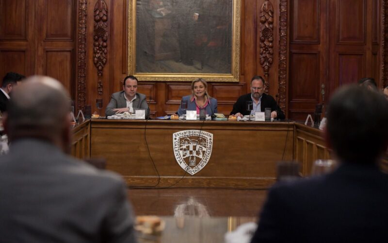 Maru Campos recibe en Palacio de Gobierno a diputados del Congreso del Estado