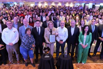 Sociedad civil reconoce a Maru Campos por NutriChihuahua