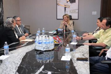 Entrega ULSA Chihuahua a Maru Campos reconocimiento por legado de Víctor Cruz y Guillermo Campos