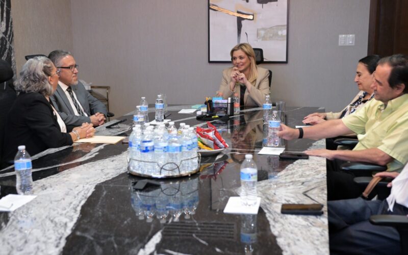 Entrega ULSA Chihuahua a Maru Campos reconocimiento por legado de Víctor Cruz y Guillermo Campos