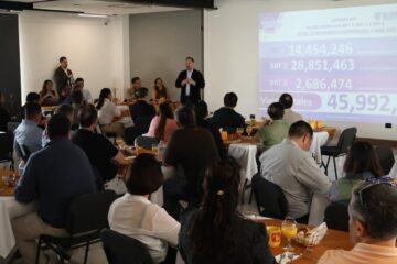 Santiago De la Peña presenta avances en materia de transporte ante 55  integrantes de la Barra de Arquitectos A.C.