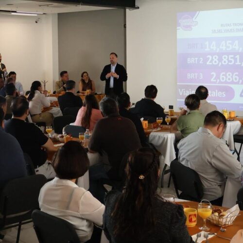 Santiago De la Peña presenta avances en materia de transporte ante 55  integrantes de la Barra de Arquitectos A.C.