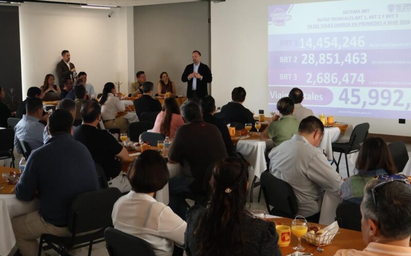 Santiago De la Peña presenta avances en materia de transporte ante 55  integrantes de la Barra de Arquitectos A.C.