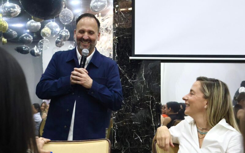 Santiago De la Peña sostiene encuentro con mujeres y reconoce su papel central en la familia y la sociedad