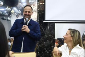 Santiago De la Peña sostiene encuentro con mujeres y reconoce su papel central en la familia y la sociedad