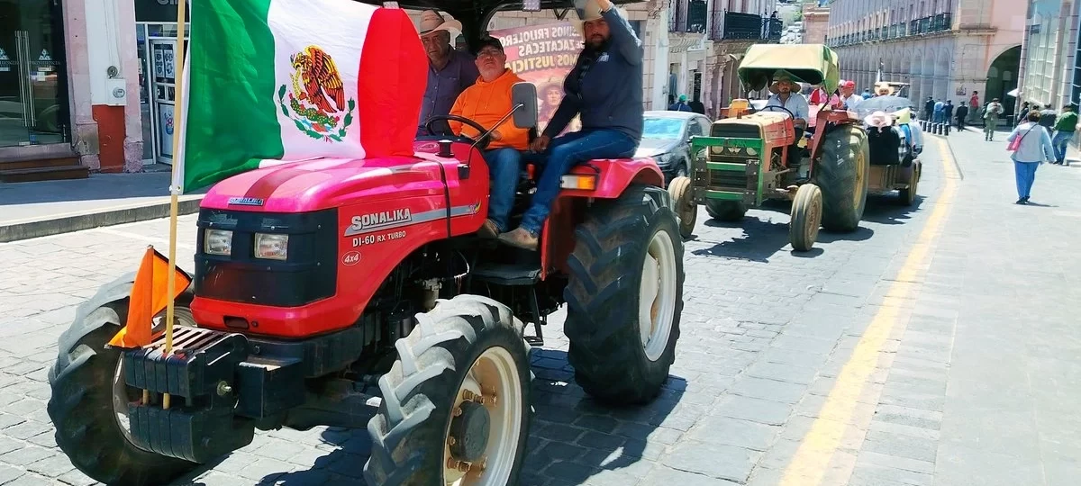 Un grupo de agricultores bloqueó con tractores las calles del centro histórico de la capital zacatecana el 24 de marzo pasado. Foto Alfredo Valadez Rodríguez