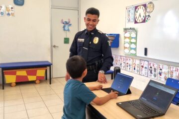 Enseñan a niñas, niños y jóvenes a usar el 9-1-1 de manera adecuada; Marco Bonilla reconoce a agente DARE por crear herramienta didáctica