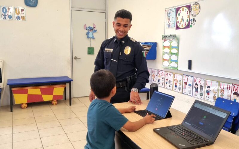 Enseñan a niñas, niños y jóvenes a usar el 9-1-1 de manera adecuada; Marco Bonilla reconoce a agente DARE por crear herramienta didáctica