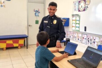 Enseñan a niñas, niños y jóvenes a usar el 9-1-1 de manera adecuada; Marco Bonilla reconoce a agente DARE por crear herramienta didáctica