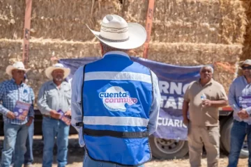Entrega Gobierno del Estado 500 pacas de rastrojo a productores de Praxedis G Guerrero