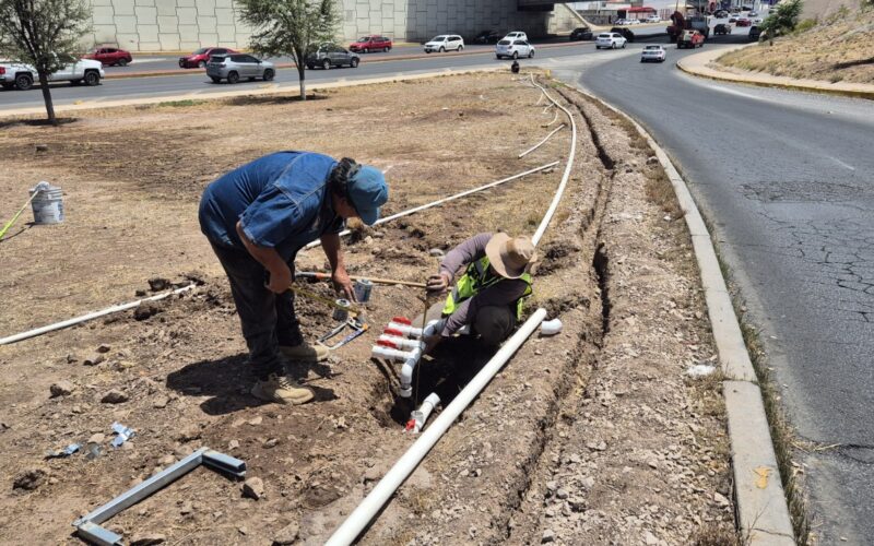 Avanza Gobierno Municipal en instalación de sistema de riego en talud Homero