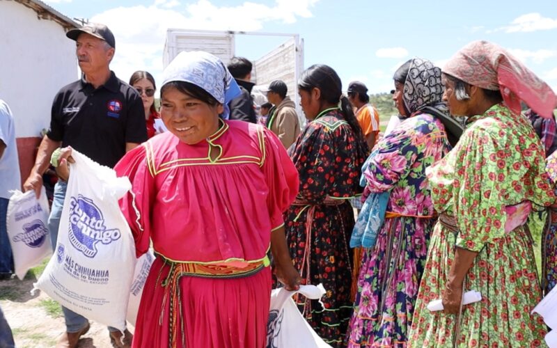 Entrega SPyCI apoyos de alimentos de alto valor nutricional a habitantes de Carichí