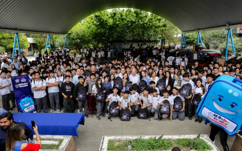 Apoyo a la educación y economía familiar: Municipio entrega simbólicamente Mi Bolsa Escolar 2026
