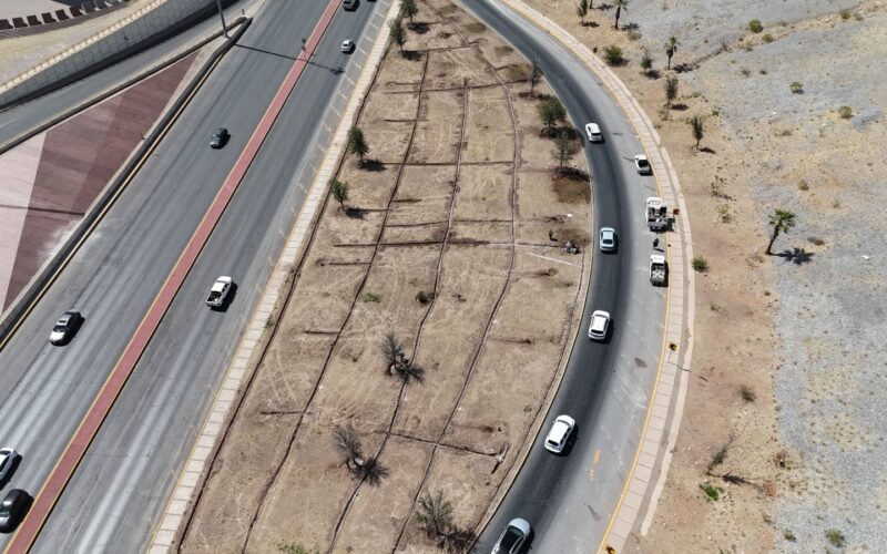 Cumple Municipio con imagen urbana y cuidado ambiental; instalan nuevo sistema de riego en el talud Homero