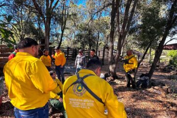 Mantiene CEPC despliegue operativo para atender incendio forestal en el municipio de Madera