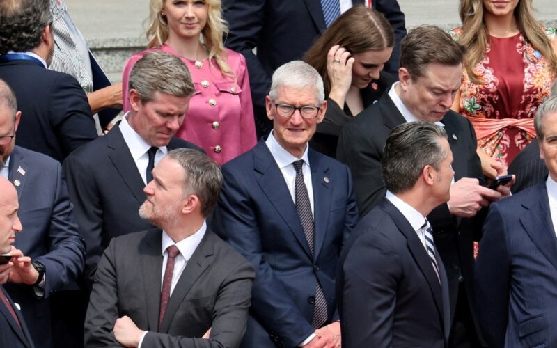 De Elon Musk a Tim Cook: uno por uno, quiénes son los poderosos y megamillonarios empresarios que acompañaron a Donald Trump en su viaje a China