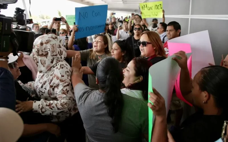 Protestas reciben a dirigentes de Morena en el Aeropuerto de Chihuahua