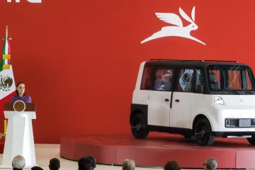 Claudia Sheinbaum presenta Olinia, el primer auto eléctrico mexicano