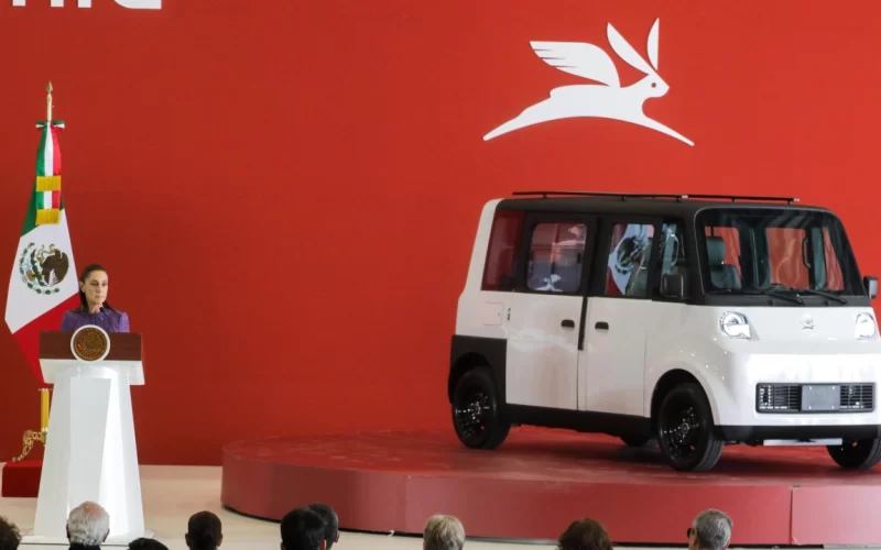 Claudia Sheinbaum presenta Olinia, el primer auto eléctrico mexicano